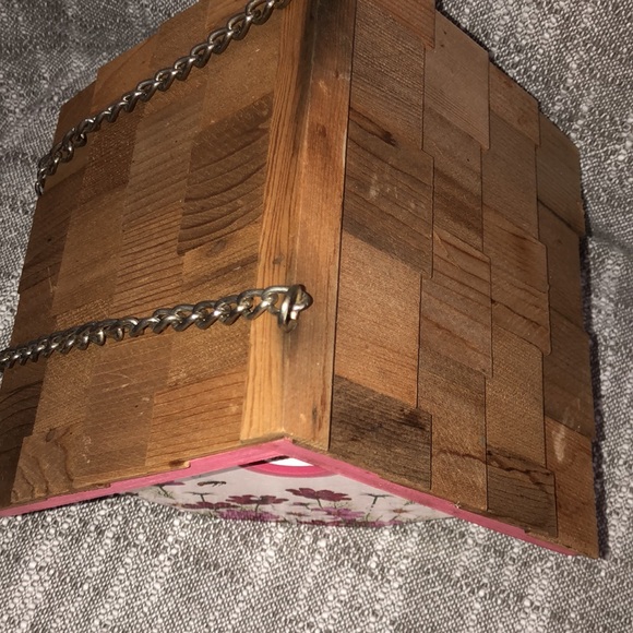 HB Wood birdhouse with chain for hanging - Picture 2 of 5